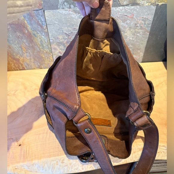 Patricia Nash Cobblestone Urbino shoulderbag. Studded strap closure, distressed - Picture 13 of 16